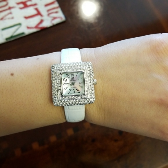 💖💕Very pretty white wristband watch - Picture 4 of 5